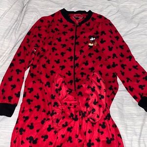 I think it’s a Women’s XXL Mickey Mouse fleece onesie. Wore once for pictures